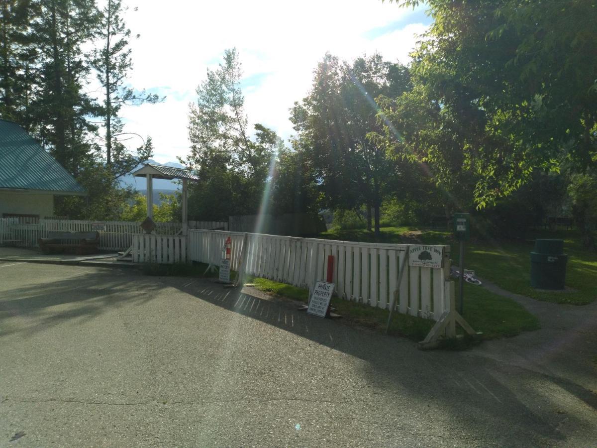 Appletree Inn Radium Hot Springs Exterior foto