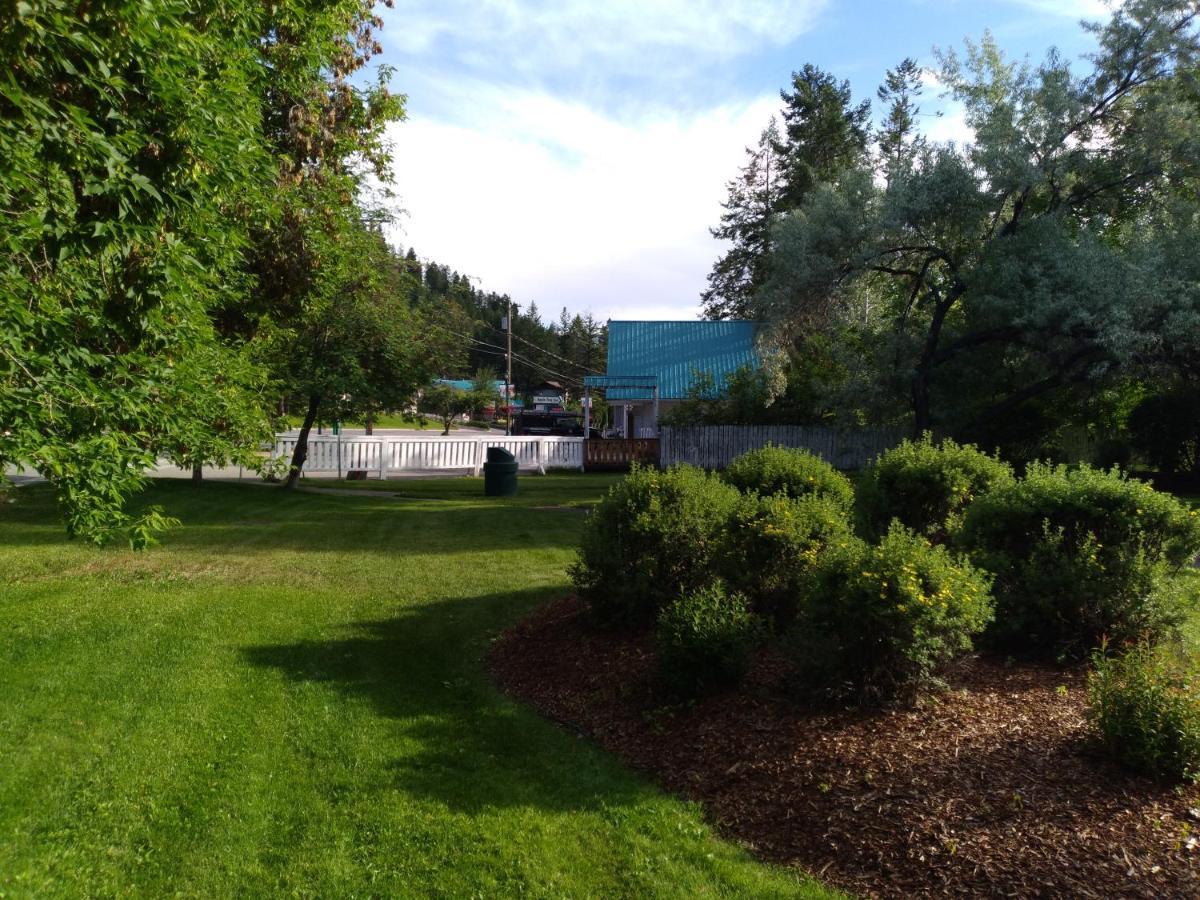 Appletree Inn Radium Hot Springs Exterior foto