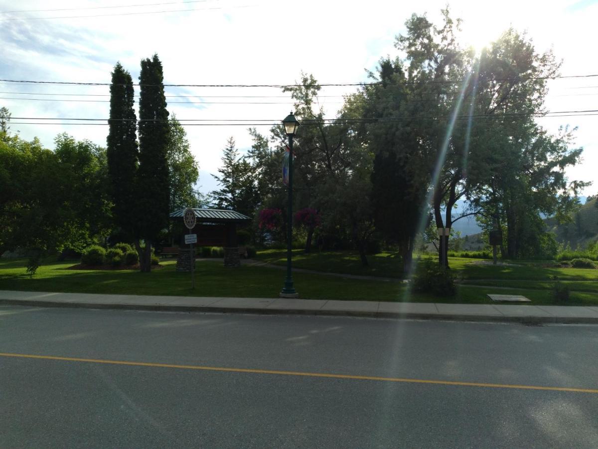 Appletree Inn Radium Hot Springs Exterior foto