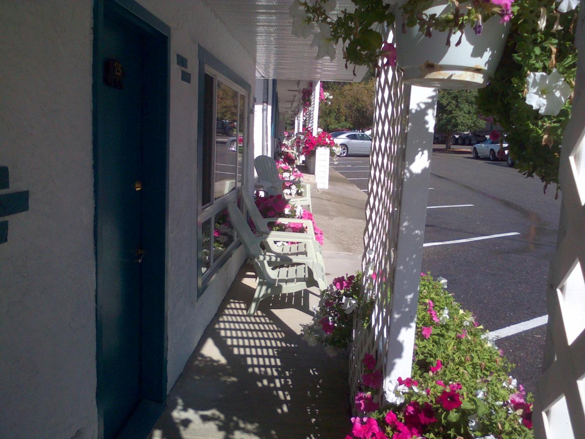Appletree Inn Radium Hot Springs Exterior foto