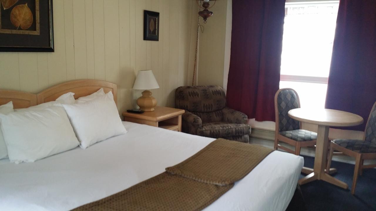 Appletree Inn Radium Hot Springs Exterior foto